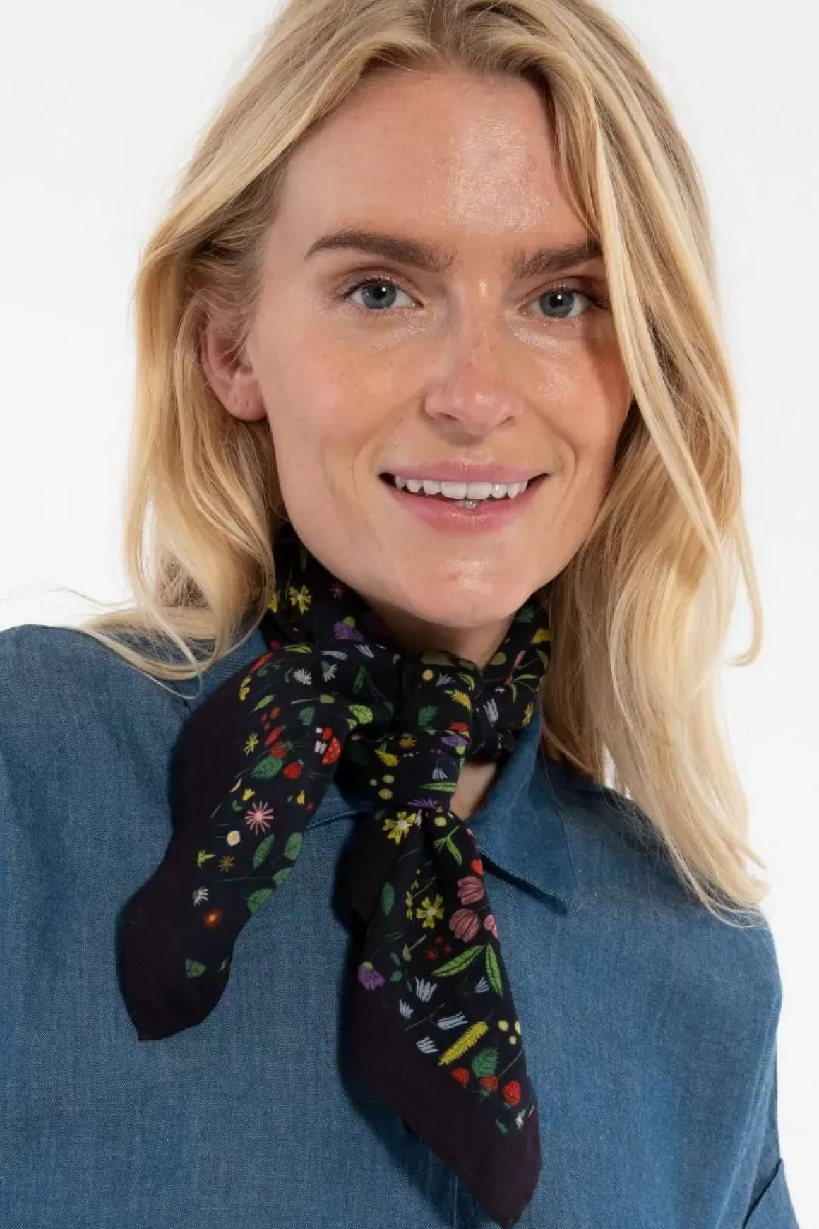 Damen Danefæ Danebesser Scarf Dk Navy Botanical