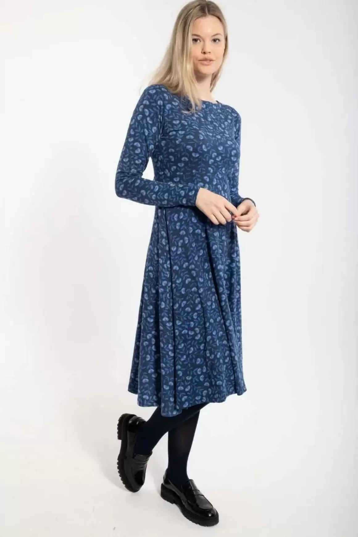 Damen Danefæ Organic - Danesigrid Viscose Dress Marine/Cold Blue Fleurie